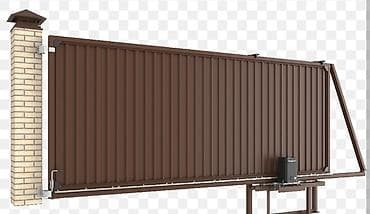 Откатные ворота из профнастила коричневого цвета, предназначенные для