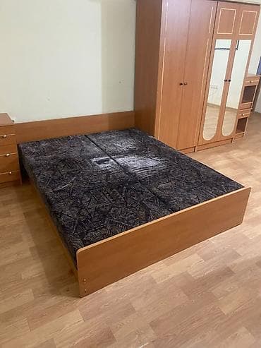 камод зеркала: Двуспальная кровать, Б/у, С матрасом, длина - 200 см — 2