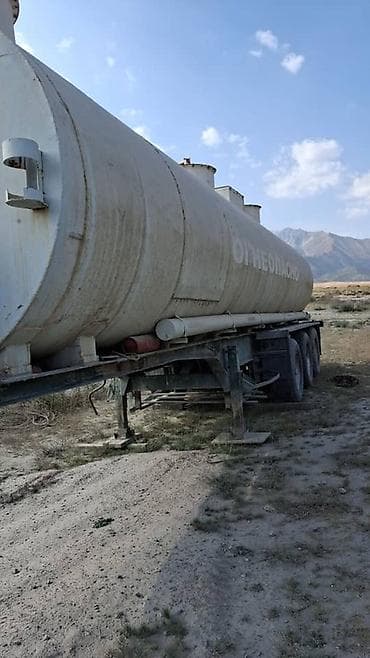 Күйүүчү май бактары: Полуприцеп-цистерна для перевозки светлых нефтепродуктов (надпись — 3