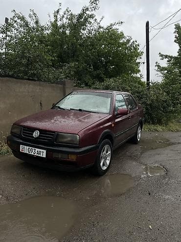 Volkswagen Vento: 1993 г., 1.8 л, Механика, Бензин, Седан
