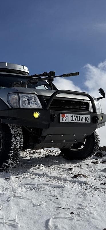 Внедорожник среднего размера, подготовленный для экспедиций и