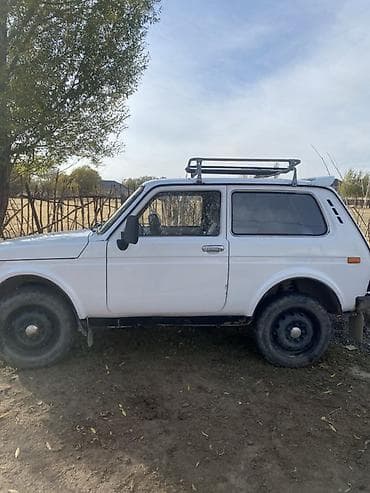 белорус 82 1: ВАЗ (ЛАДА) 4x4 Niva: 2000 г., 1.7 л, Кол менен иштөөчү, Бензин, Жол тандабас — 4