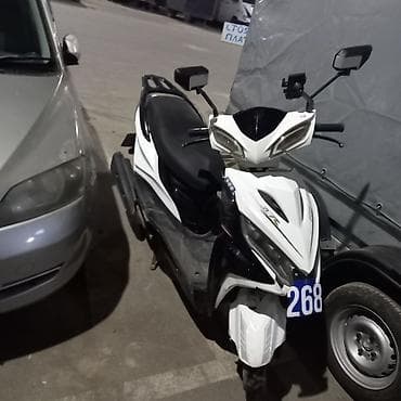 формула 1: Скутер/мопед GT-R, бело‑чёрный, спортивный дизайн кузова. Особенности — 3