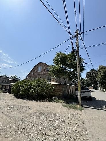 пригородный дом: Просторный кирпичный жилой дом с большим двором и благоустроенной — 1
