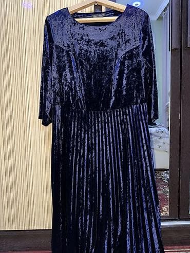 Вечернее платье из бархата, темно‑синего цвета (почти чернильный). -