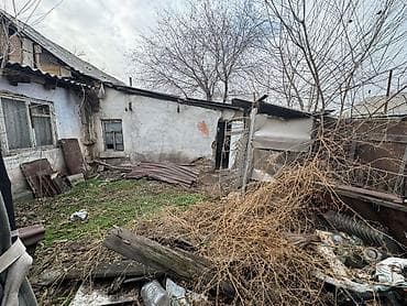 участок жер: Срочно продаётся пристроенная времянка в центре города, район — 5