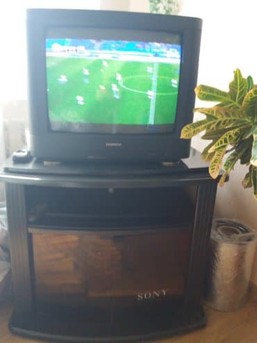 Телевизор качественный, вместе с фирменной тумбой at lalafo.kg Телевизор качественный, вместе с фирменной тумбой