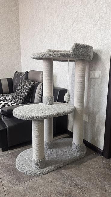 Продаю игровой комплекс для кошек с когтеточками и лежанкой. Немного