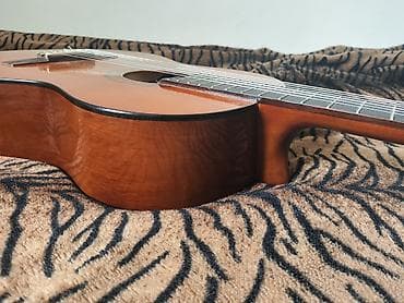 музык: Продаю классическую гитару Yamaha C40. Покупалась 4 года назад в — 9