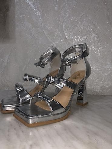 шлепки изи: Туфли/босоножки. Носились один раз на выпускном. Размер: 36 - — 4