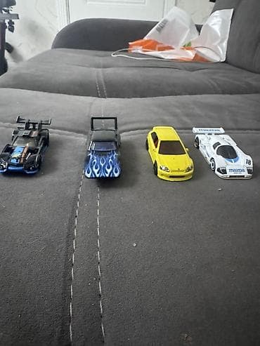 коллекционное: Набор из 4 коллекционных машинок в масштабе около 1:64. Состав: - — 1