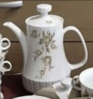 Новые Чайник большой фарфор 1 000 сом + молочник 400 сом + б/у