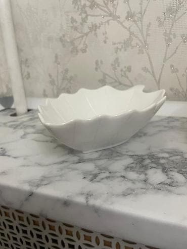 менажница: Белая керамическая/фарфоровая менажница в форме листа. - Материал — 3