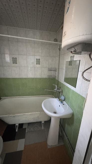 Долгосрочная аренда комнат: Сдаётся простая жилая комната с отдельным санузлом. Особенности: - — 4