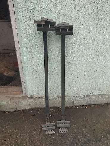 Пара металлических стоек/кронштейнов для крепления и фиксации. -