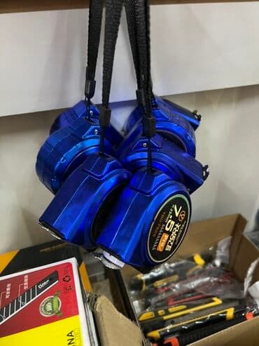 Компактные синие рулетки с черным ремешком. Прочный корпус и удобный