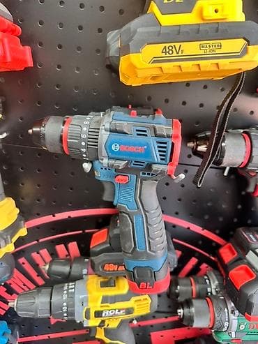 Аккумуляторная дрель-шуруповерт от Bosch. Инструмент выполнен в at lalafo.kg Аккумуляторная дрель-шуруповерт от Bosch. Инструмент выполнен в