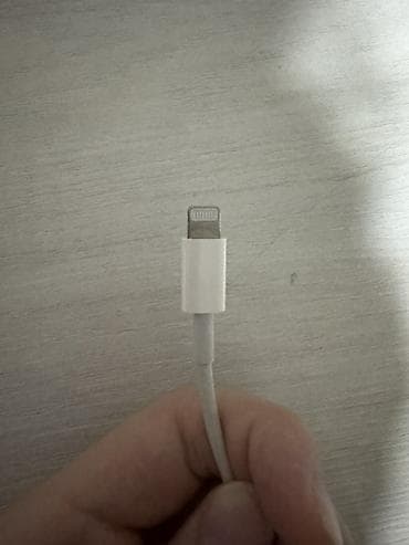 Кабель USB‑A to Lightning (белый) - Разъёмы: USB‑A с одной стороны и — 2