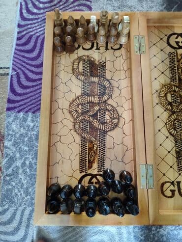 велик на титановых дисках: Деревянные шахматы с уникальным дизайном в виде змей и логотипов — 5