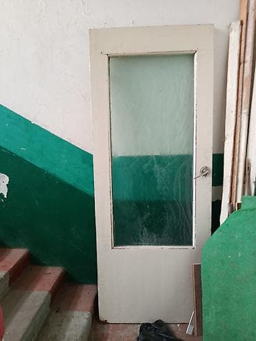 Межкомнатная деревянная дверь со стеклянной вставкой. - Материал