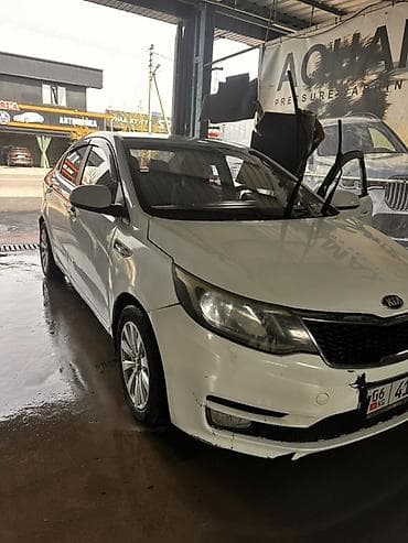 кызыл кия кыз: Kia Rio: 2015 г., Кол менен иштөөчү, Бензин, Седан — 1