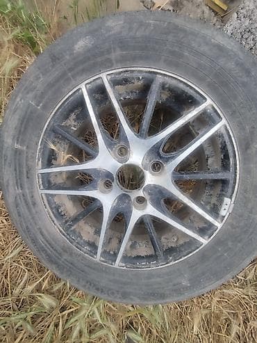 Литой автомобильный диск с шиной Хундай аванте 95 год продаю на — 1