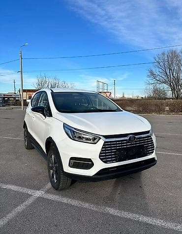 Белый кроссовер с современным дизайном и динамичными линиями кузова