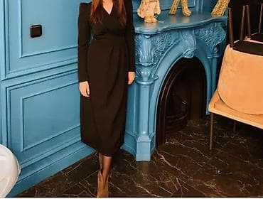 nike acg: Элегантное чёрное платье миди - Фасон: запашной верх с V-образным — 1