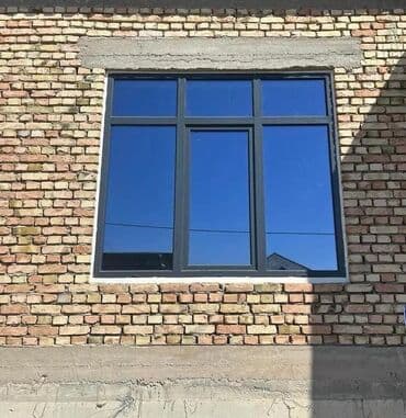 откос окон: Тонированное окно с черной рамой, состоящее из шести секций: два — 2