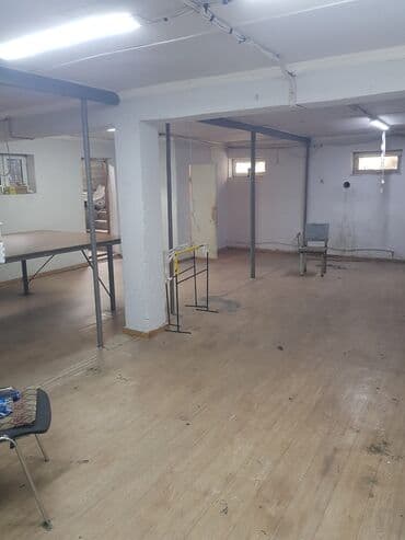 пол дома в рабочем городке: Подвальное помещение с бетонным полом и стенами. Вход осуществляется — 5