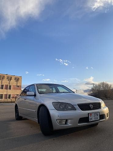 nissan cube авто: Седан серебристого цвета с правым рулем. Кузов 4‑дверный — 1