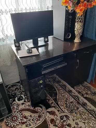 полк: Компьютерный стол, Б/у, С полками — 3