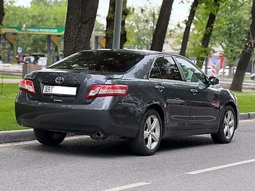 рассматриваю варианты: Toyota Camry: 2010 г., 2.5 л, Автомат, Бензин, Седан — 4