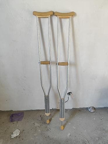 старый вещи: Пара подмышечных костылей из легкого алюминия. - Материал — 1