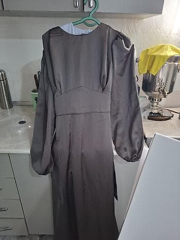 новой: Платье в пол с длинным рукавом, элегантного кроя. Особенности: - — 3