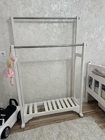 вешалка напольная: Полка для вещей и одежды, Дерево — 1