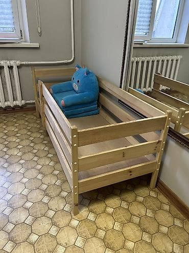 диваны даром: Отдам ДАРОМ! все сразу, самовывоз 1) Кровать детская без матраса 2) — 3