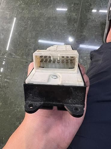 стеклы: Блок управления боковыми стёклами. Кнопки на Toyota Corolla 2001г. - — 7