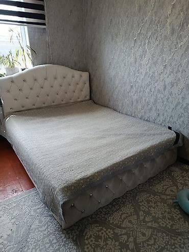 Двуспальная кровать с мягким изголовьем в классическом стиле капитоне