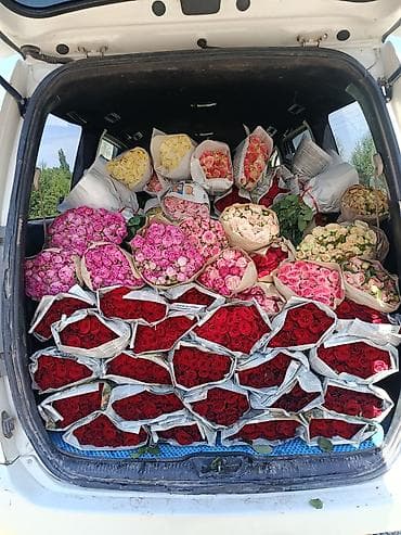 диван с подушками: Пышные авторские букеты роз. - Классические моно‑букеты из — 6