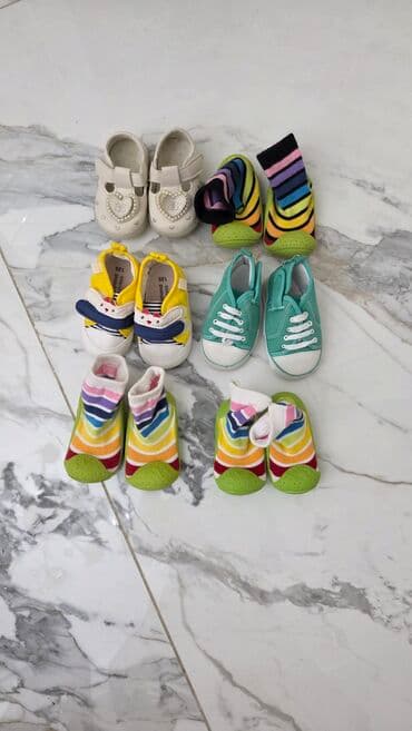 клеточные штаны: 1шт- 400 сом.Детская обувь набором. В комплекте: - Пара текстильных — 2