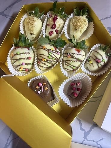 Продукты питания: Набор клубники в шоколаде в подарочной коробке. - Свежая крупная — 6