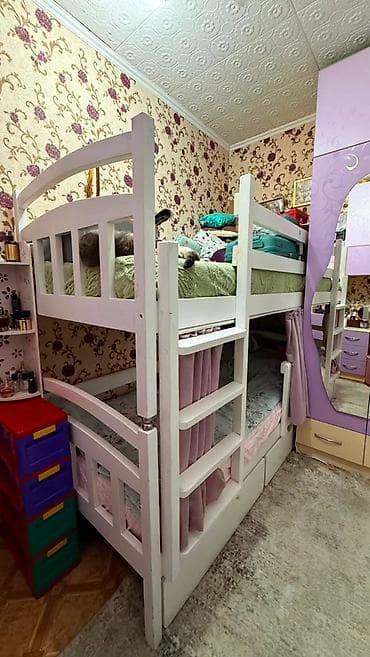 детский спальный: Детская мебель: двухъярусная кровать и высокий шкаф-купе с зеркалами — 1