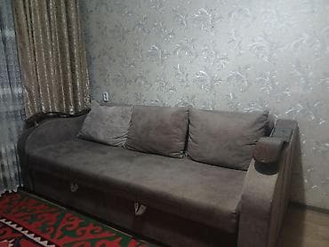 Вешалки: Прямой диван, Б/у, Трехместный — 1