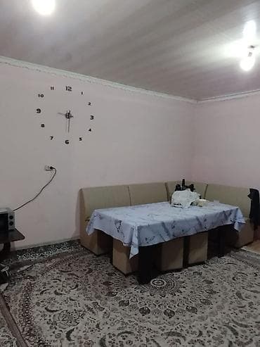 4х комнатную квартиру: - Отделка: светлые стены с текстурными и цветочными обоями, потолочные — 5