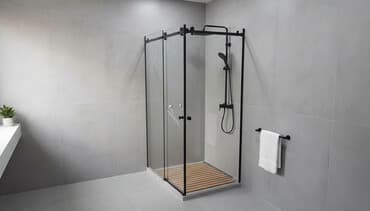бу душ кабинка: Стеклянная душевая кабина с черным каркасом, разработанная для — 1