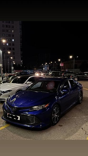 Toyota Camry (XV70), синий седан бизнес‑класса