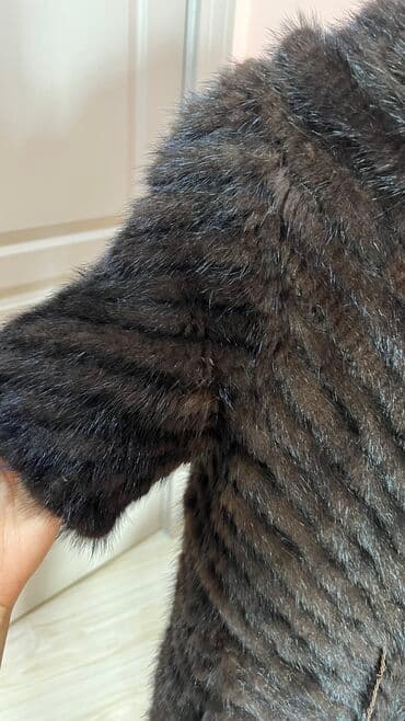 Жынсылар: Продаю норковую жилетку с капюшоном. Размер S. Состояние 8 из 10ти — 7