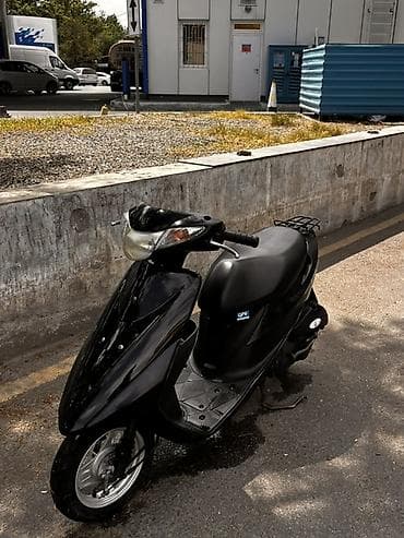 Продаю скутер Suzuki год где-то 2008 или 2009 обем 50 кубов
