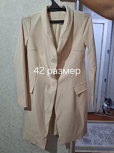 Пальто, Осень-весна, По колено, Приталенная модель, M at lalafo.kg Пальто, Осень-весна, По колено, Приталенная модель, M